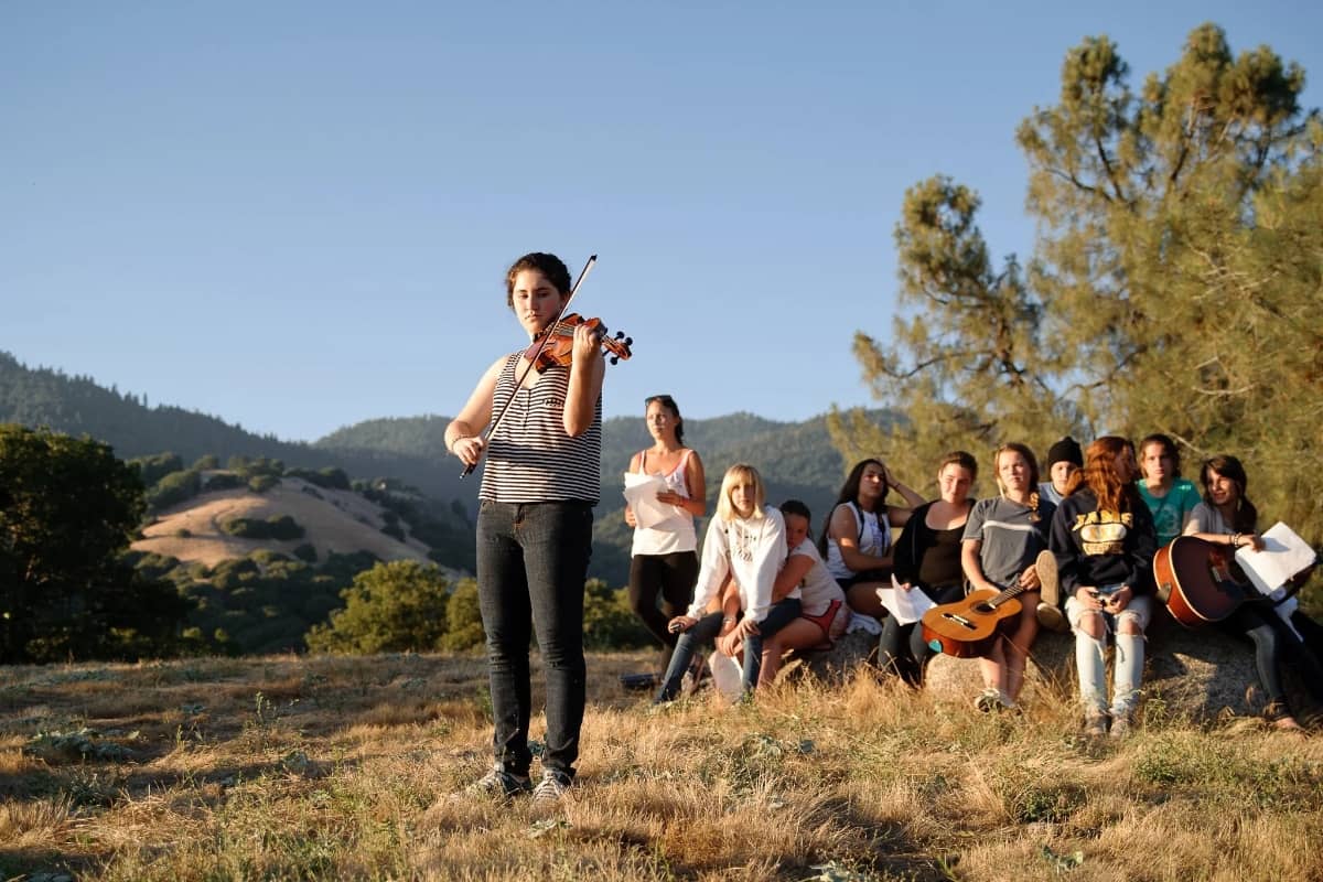 Girl playing the violin